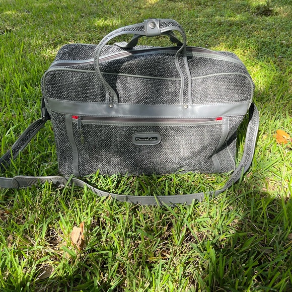 Oscar de la Renta Handbags - Oscar De La Renta Duffle EUC